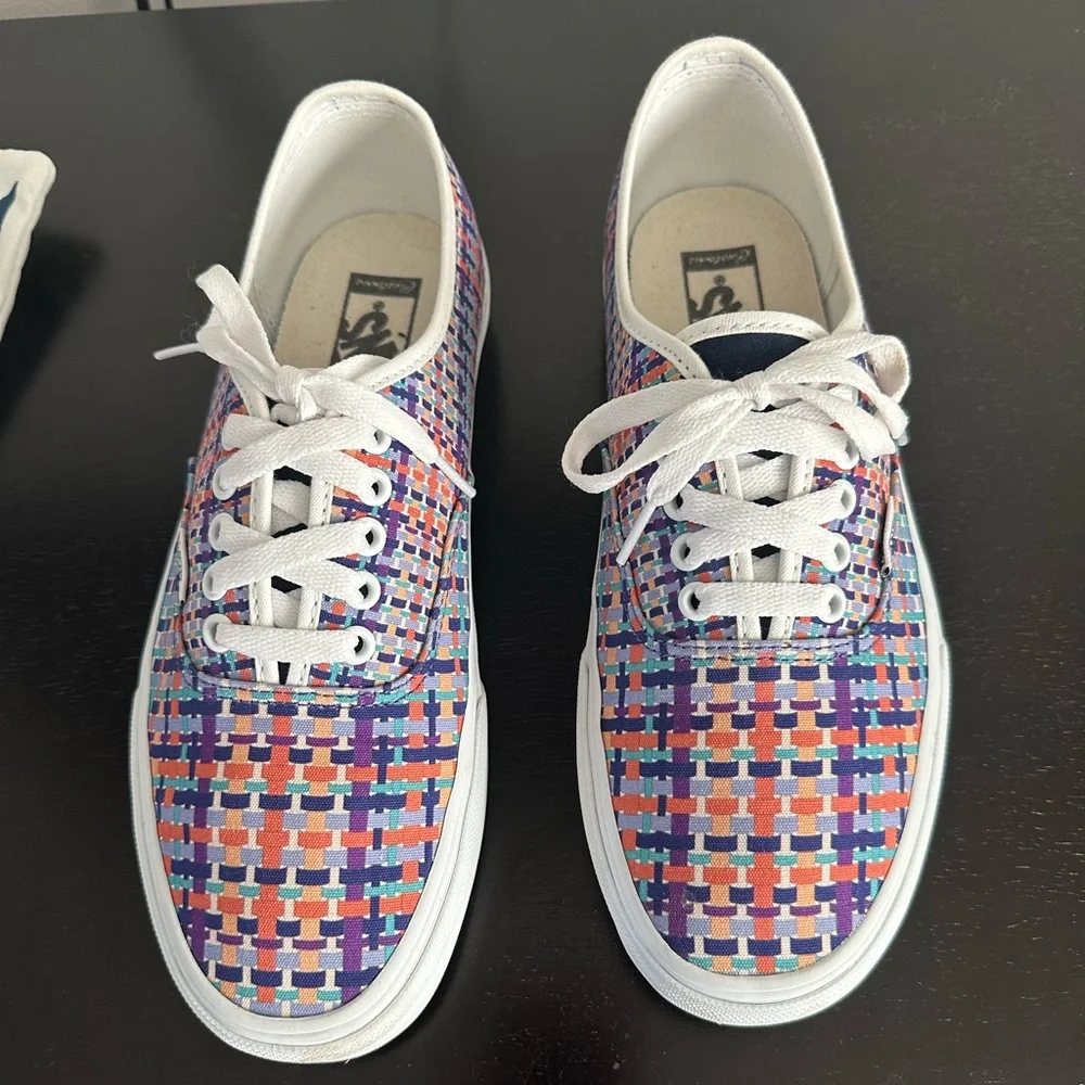 Unisex Vans tennis shoes. Mens 9, Women’s 10.5 - Picture 1 of 3